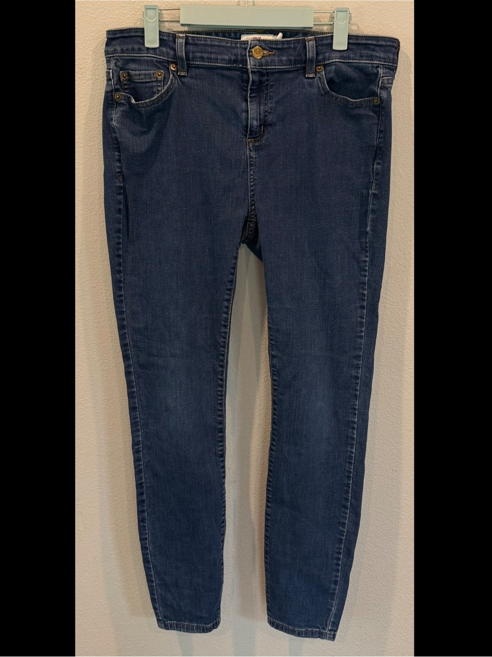 Vineyard Vines Logo Women’s Size 12 Medium Wash Skinny Jean Preppy Denim